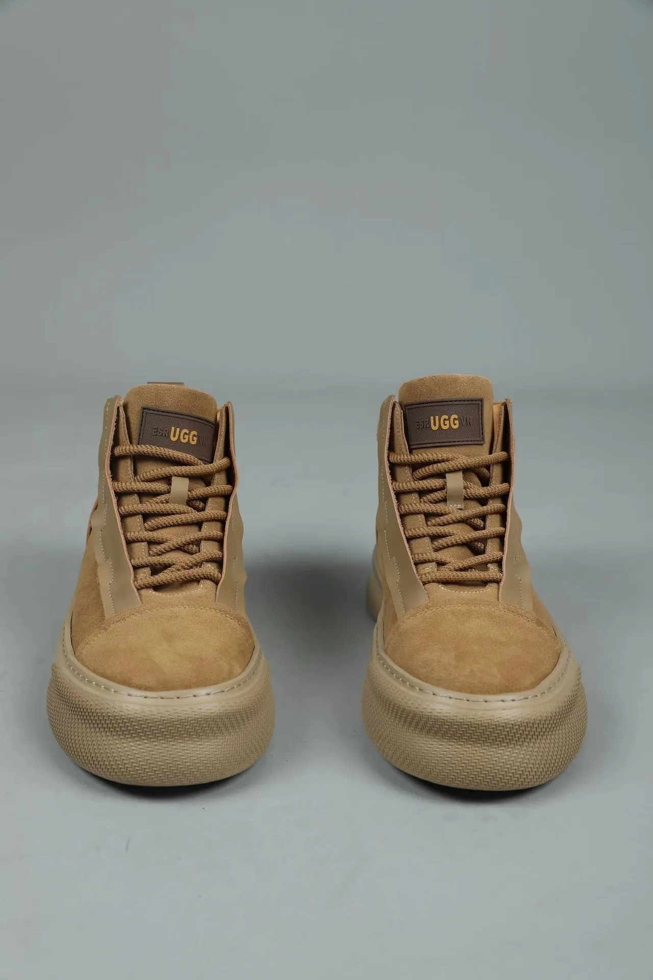 Men's shoes 💰600 IUGGI handsome double-sided short boots. I was attracted by it at first sight. Exclusive and original private outsole. Super soft and light rebound. Top layer calfskin grain frosted. Full texture. All sheep fur inside. Size: 39-44 Model 3681
